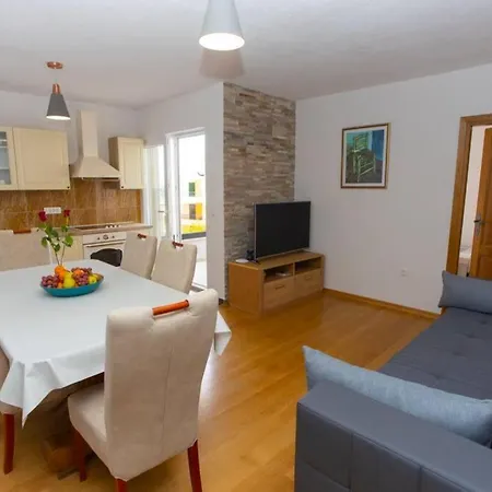 Vladimir #4 شقة ماكارسكا